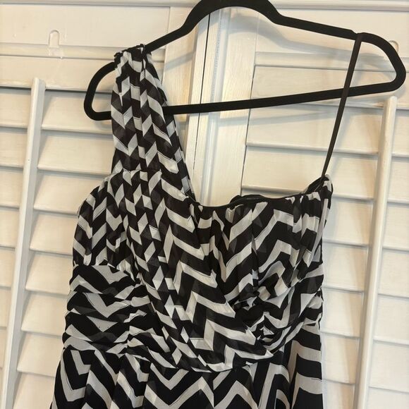 H&M Black and White Chevron One-Shoulder Dress Size 12 - Picture 3 of 7